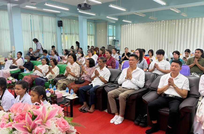 นางพรพิมล อุทัยเเจ่ม ผู้อำนวยการสถานศึกษา นางอุทัย คชานาวิน รองผู้อำนวยการ โรงเรียนบ้านนายสี พร้อมคณ&hellip;